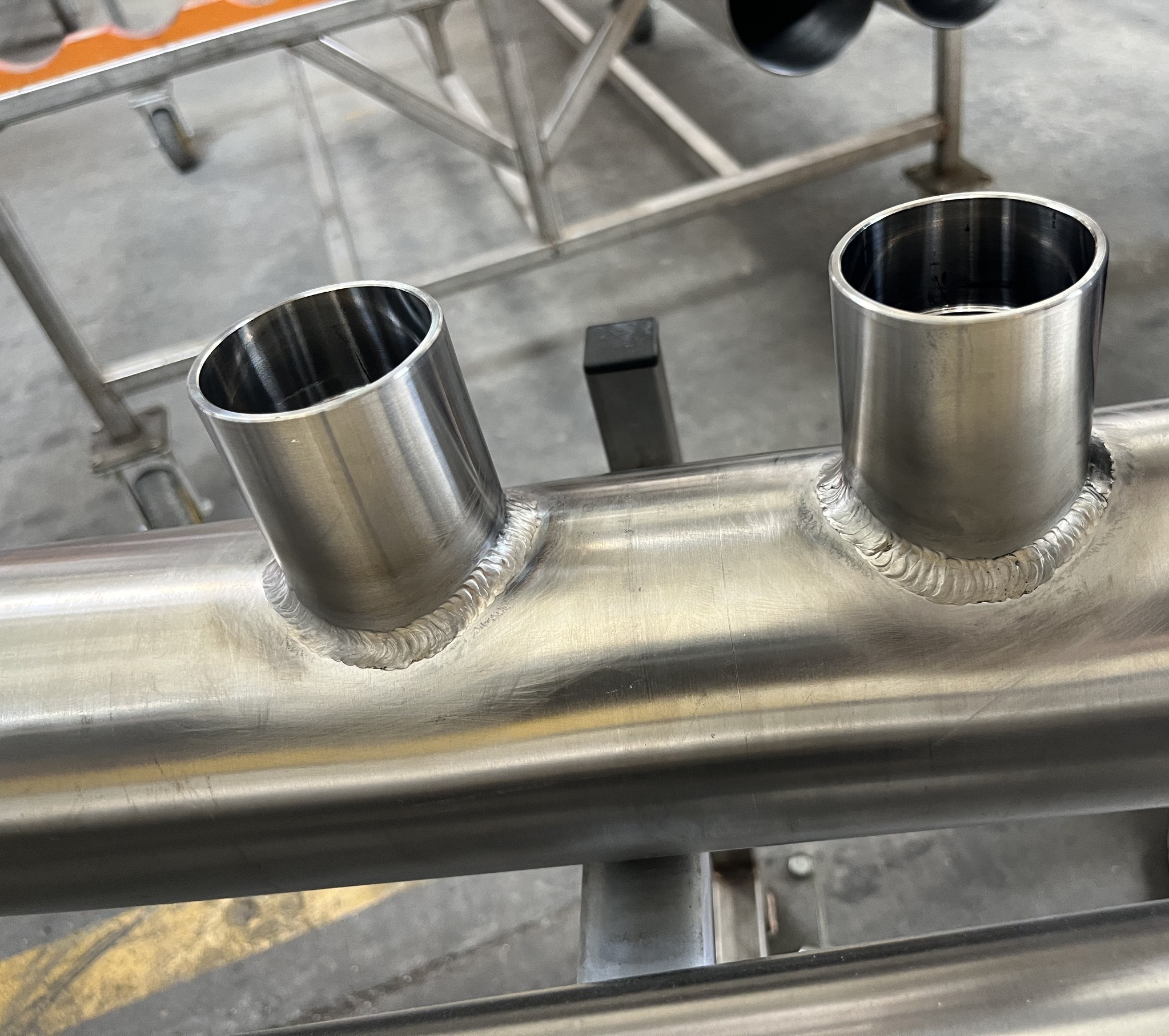 Stainless steel header with welded branch nozzles for CDU liquid cooling