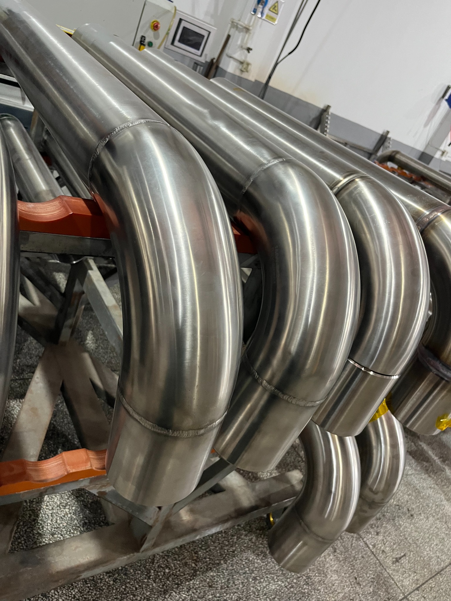 Large radius stainless steel bends for CDU liquid cooling piping